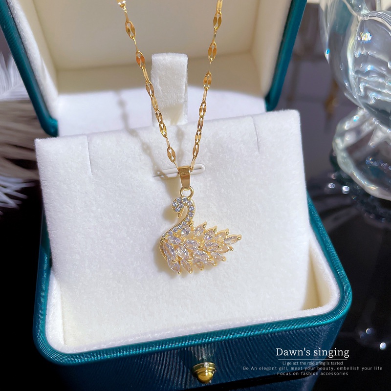 Kalung Rantai Klavikula Hias Liontin Angsa Kristal Bahan Titanium Steel Gaya Korea Untuk Wanita