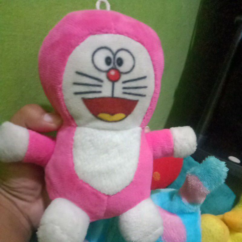 boneka kecil Doraemon