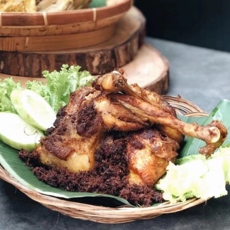 

Frozen Homemade Ayam Serundeng Goreng Pejantan 1ekor Lengkap dengan sambal