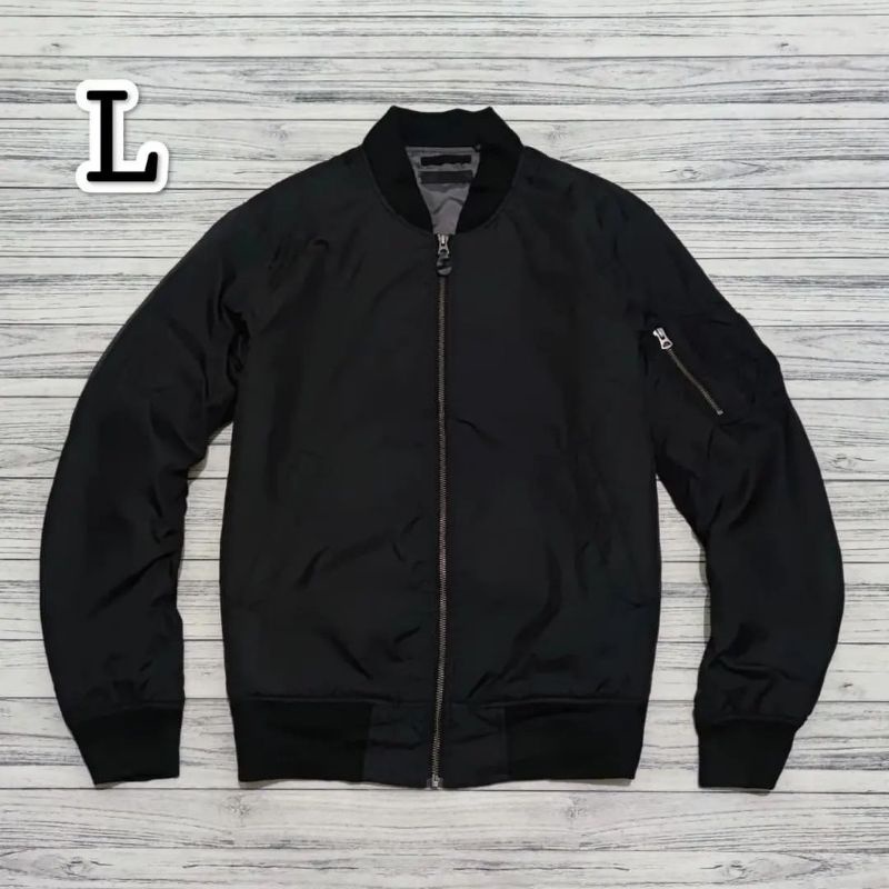 JAKET BOMBER UNIQLO HITAM