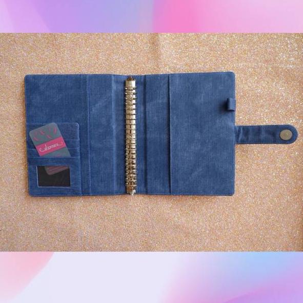 

Harga Meriah Binder A5 Jeans / Denim. GRATIS KERTAS & PULPEN. Bahan anti air ukuran A5 20ring Premium Demnacs