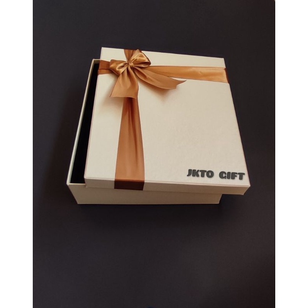 

Kotak Kado Gift Box Ukuran 28x22x10 Cm