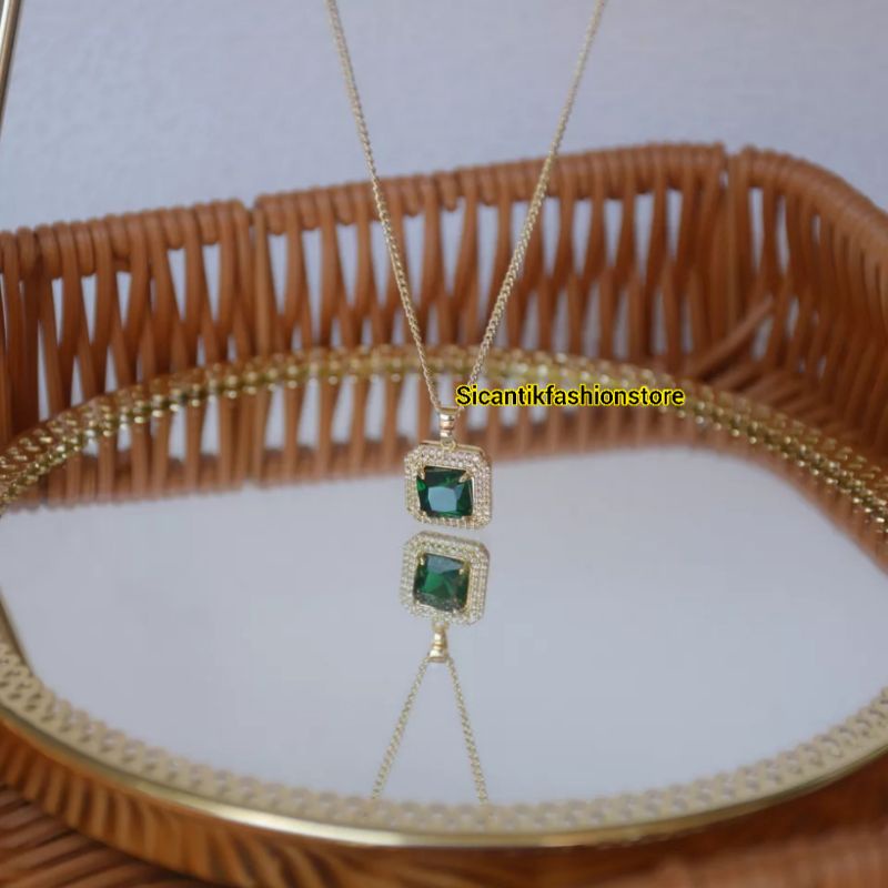 Kalung Titanium Wanita Liontin Kotak Hijau Permata Fashion Wanita Anti Karat Selamanya Kalung Wanita Terlaris Terbaru Style Wanita Korea KALUNG TITANIUM LIONTIN GIOK Kalung Pecah Kopi Gold