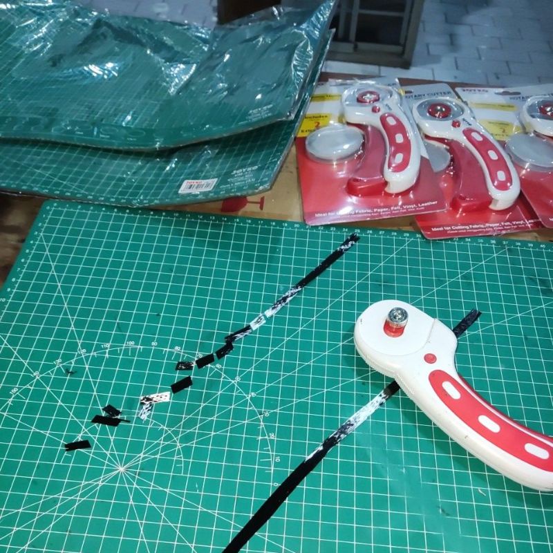 

Rotary Cutter dan Cutting mat. untuk pemotongan Carbon lebih maksimal