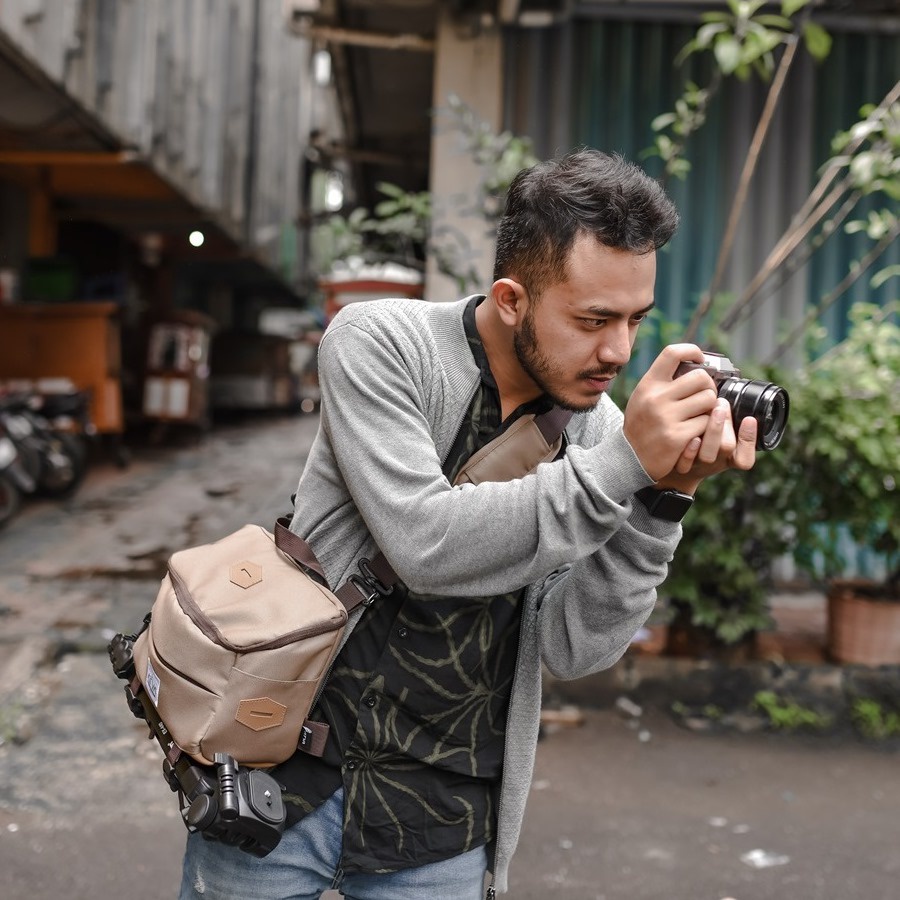 FOCUS KHAKI ORIGINAL x ATVA Tas Kamera Selempang Pria Wanita Slingbag Lensa DSLR Mirrorless Tripod Sling Bag Camera Multifungsi Casual Camera Shoulder Bag Premium Unisex Shoulderbag Tas Slempang Bahu Free Rain Cover Keren Terbaru Kekinian Branded