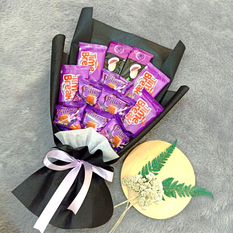 

Bouquet Ungu cantik/ buket hadiah wisuda/ulang tahun/ anniversary/ hadiah sahabat/ hadiah pacar