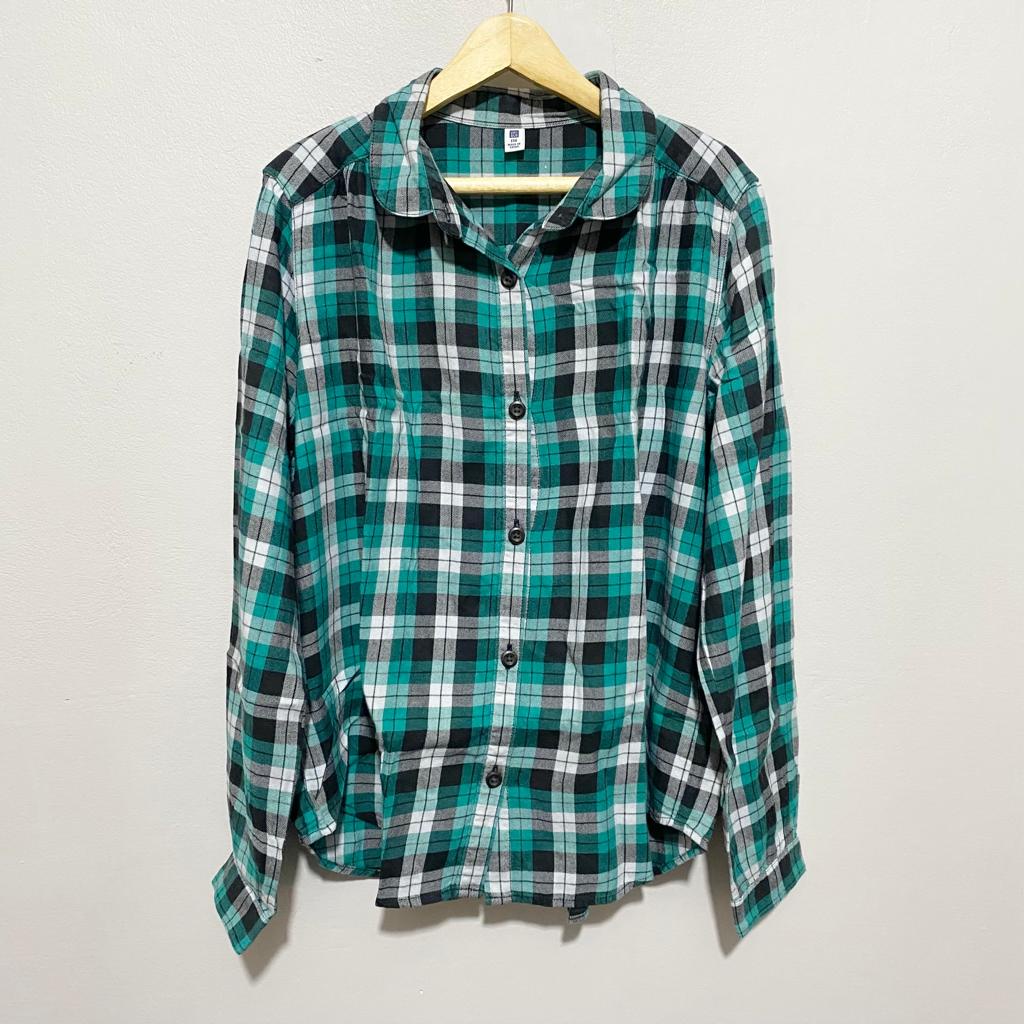 cloaks. / kemeja panjang flanel uniqlo / kemeja / atasan wanita / preloved