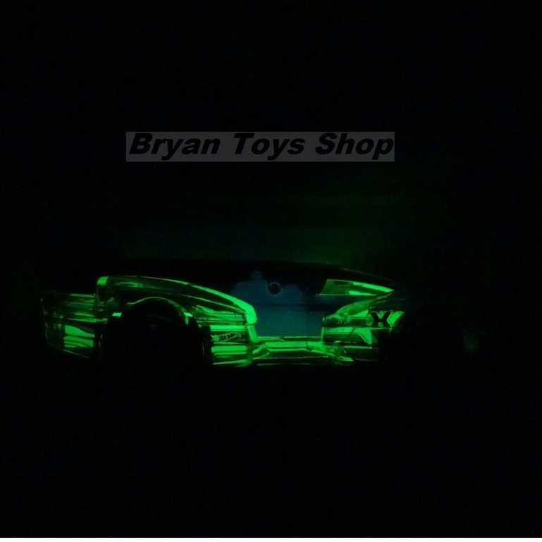 Hot Wheels Electrack Ungu - Glow In The Dark