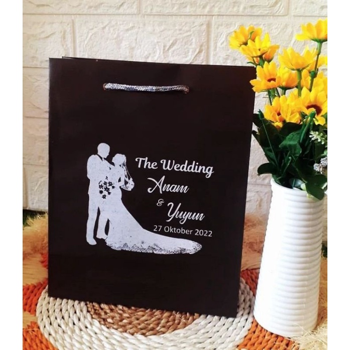 

Paperbag Hitam Elegan Pernikahan Kado ukuran 20 x 10 x 25 cm