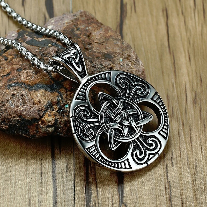 Kalung Liontin Simpul Celtic Dua Warna Gaya Kasual Vintage Untuk Pria