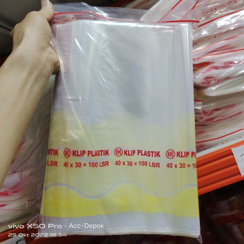 KLIP PLASTIK BAJU / PLASTIK SANDAL MODEL KLIP 30X40 CM / ZIPLOCK UKURAN 40X30CM KLIP WARNA MERAH ISI 100 LEMBAR