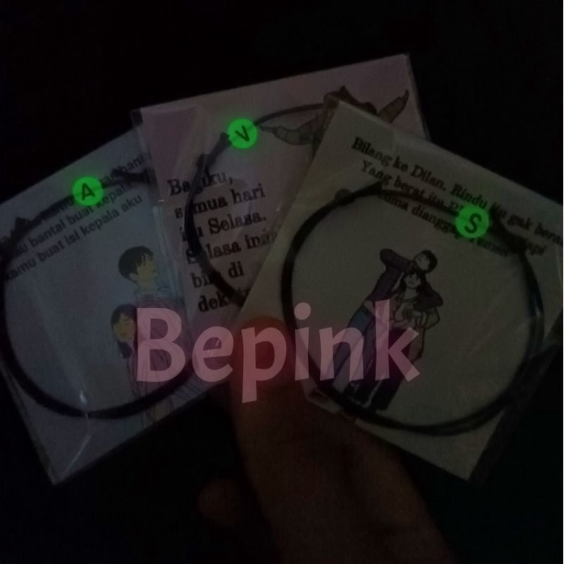 GELANG GLOW IN THE DARK INISIAL HURUF BISA NYALA DI KEGELAPAN (BEPINK OFFICIAL)