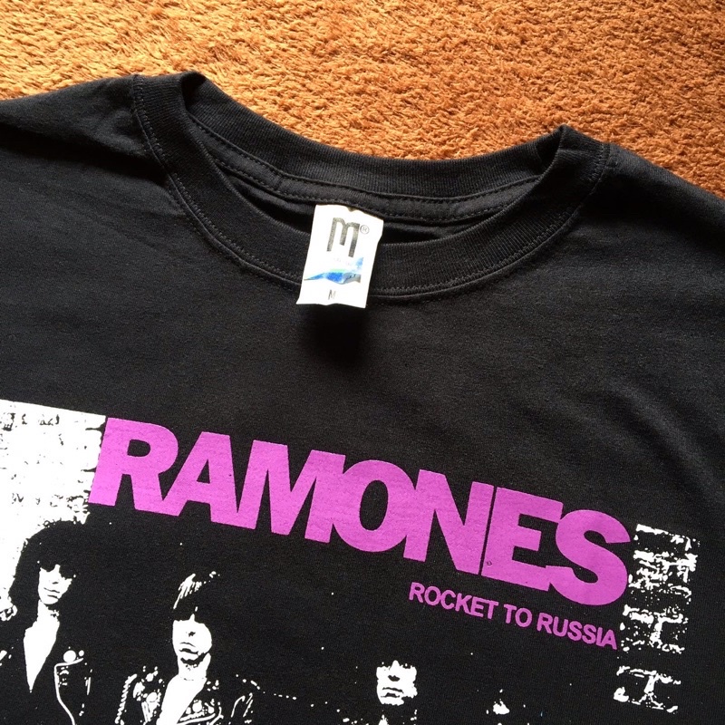 RAMONES KAOS BAND RAMONES TAG MERCHCONS PLASTISOL FREE STICKER