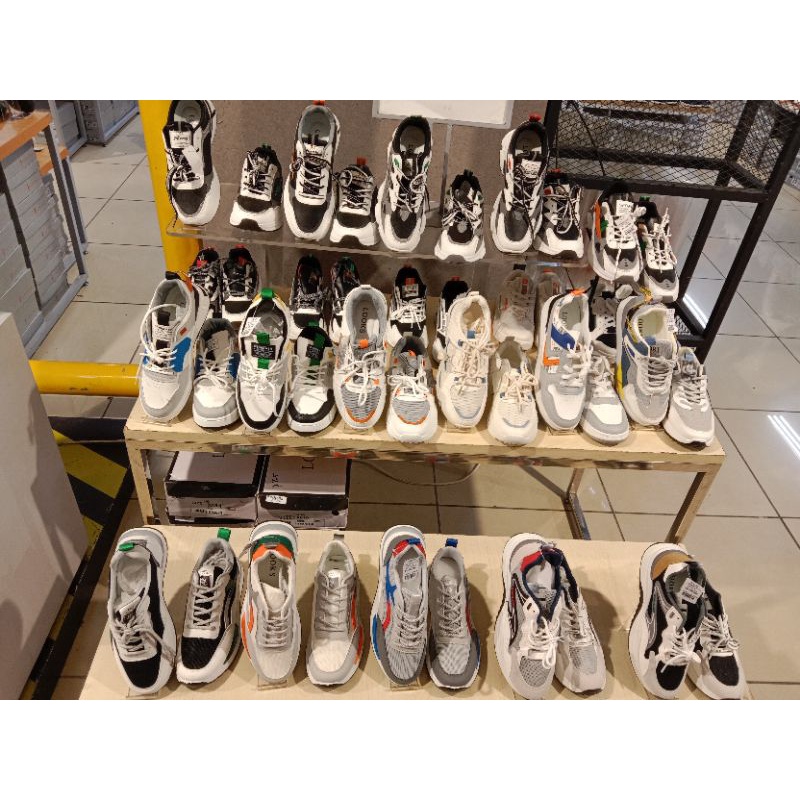 Sepatu Sneakers Pria / Brand Original Looks / Ramayana Jatinegara