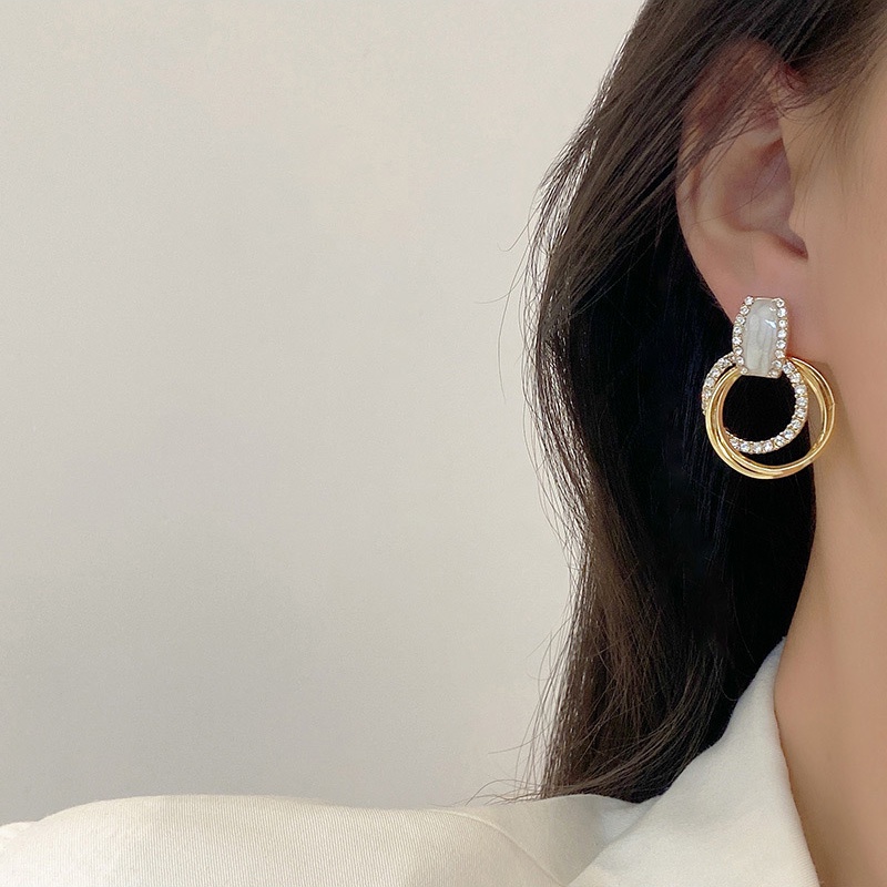 Anting Tusuk Bentuk Lingkaran Aksen Berlian Bahan 925 silver Untuk Wanita