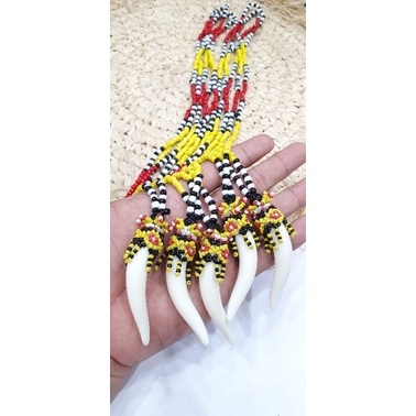 kalung etnik taring manik khas kalimantan