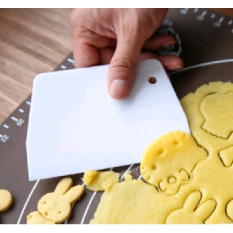 ALAT PEMOTONG ADONAN DOUGH SCRAPPER CUTTER PLASTIK BAKPAU ROTI KUE PIZZA