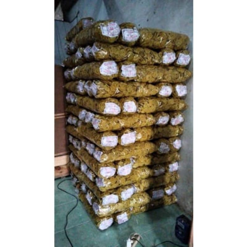 

Kerupuk mie kuning mentah kemasan 1Ball (3,2kg) Mie ciplok khas Tegal dengan ciri khas pabrikan sendiri GURIH RENYAH DAN HALAL