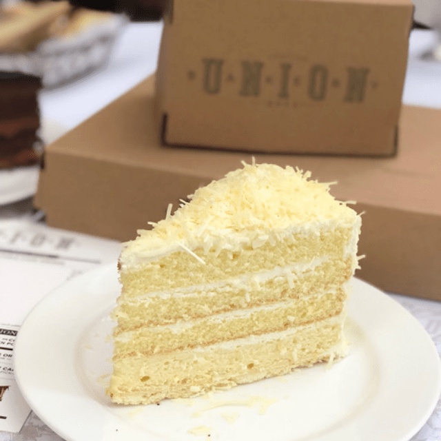 

READY CIKARANG 01 MAR 2025 - (SLICE) UNION BAKERY CHEESE CAKE - VANILLA SPONGE BUTTERCREAM GRATED CHEDDAR OLEH OLEH VIRAL SALE PROMO PAKET HADIAH BOLU CAKE LEGIT PIA ROTI PIE COOKIES PASTRY LAPIS BIRTHDAY CAKE KUE ULANG TAHUN KULINER CEMILAN DESSER