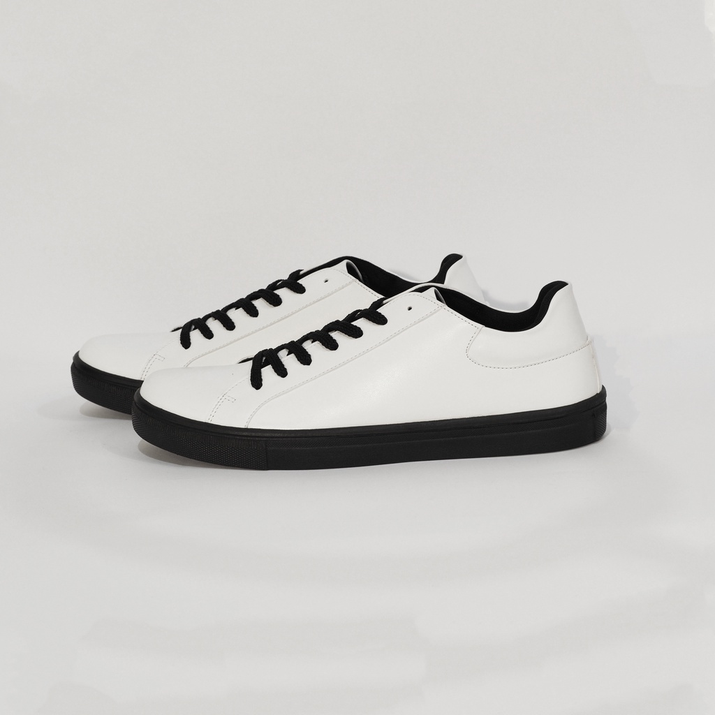 Sepatu Sneakers Casual Pria Original Footwear | SB OCTA WHITE BLACK