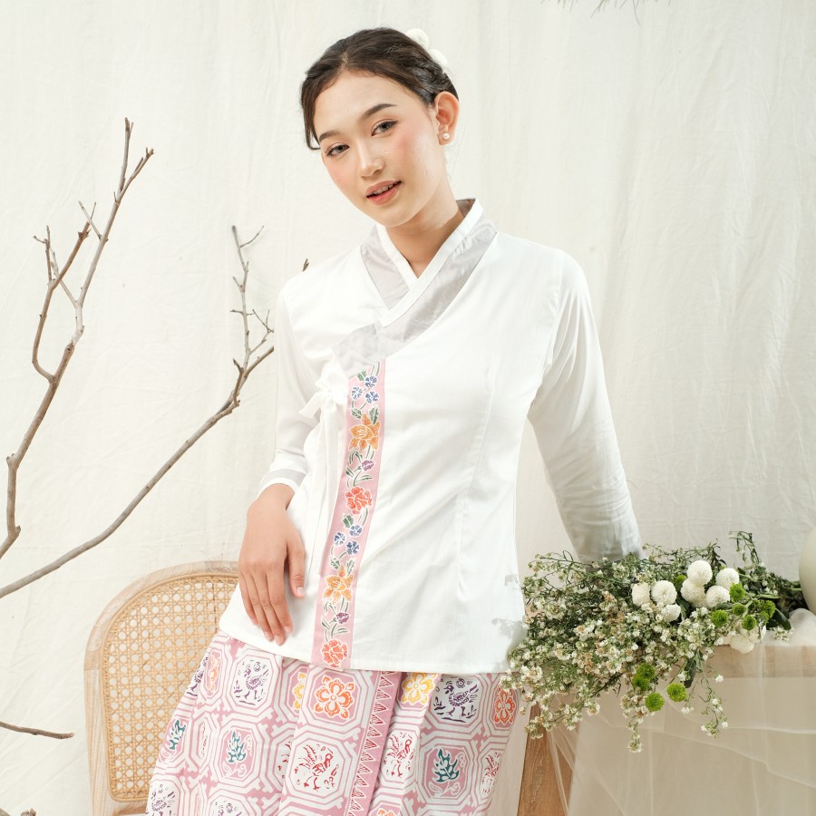 Blus Batik Hanbok Lengan Panjang Meradelima Katun Jepang Putih