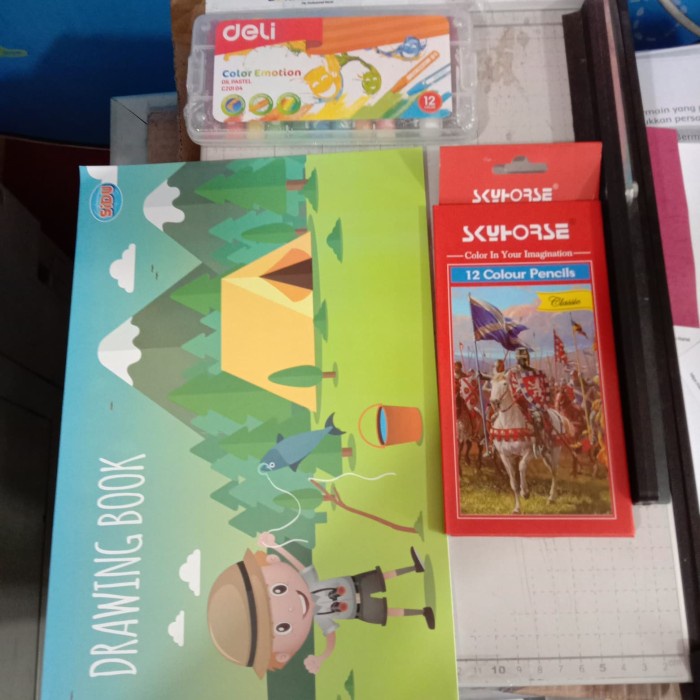

Murah Paket Menggambar (Buku Gambar A4+Pensil Warna+Crayon) Bagus