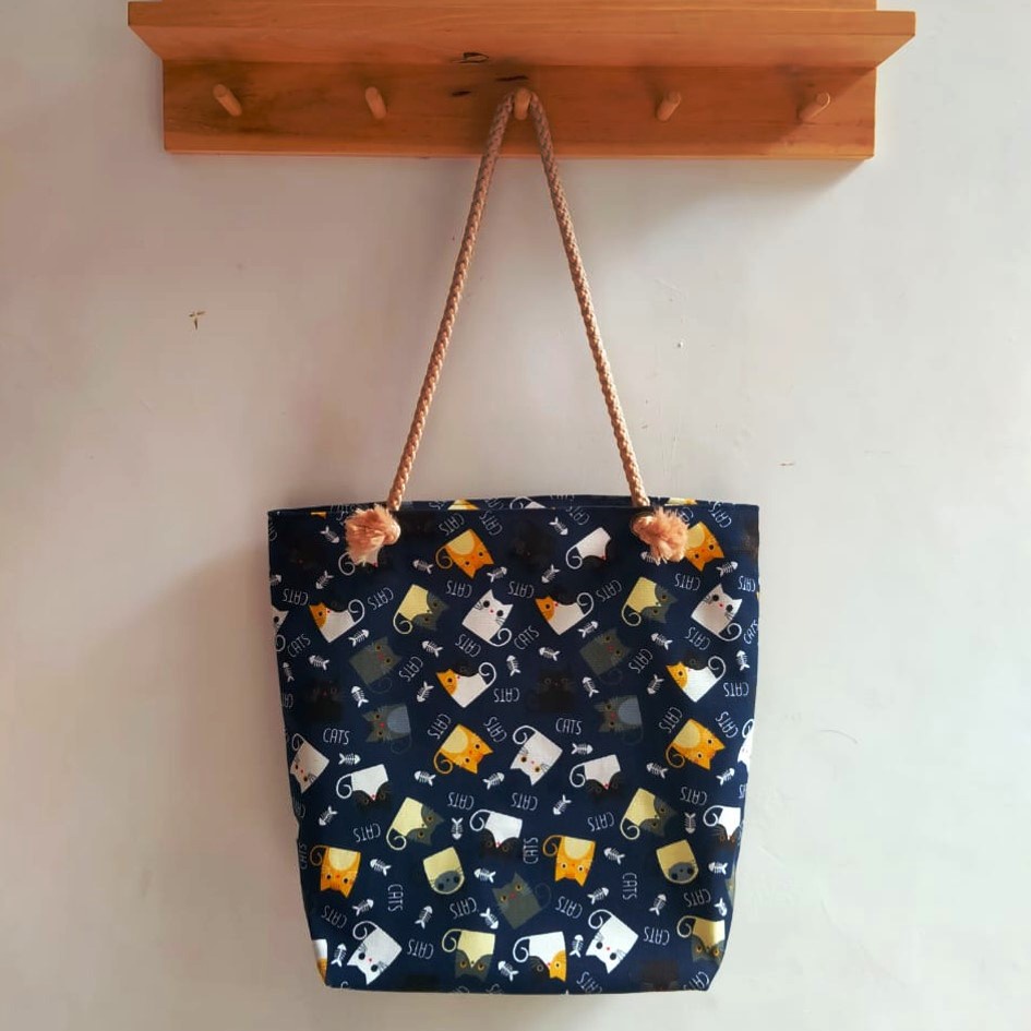 TOTEBAG KANVAS TALI SUMBU MOTIF KUCING BIRU. RIENS COLLECTIONS