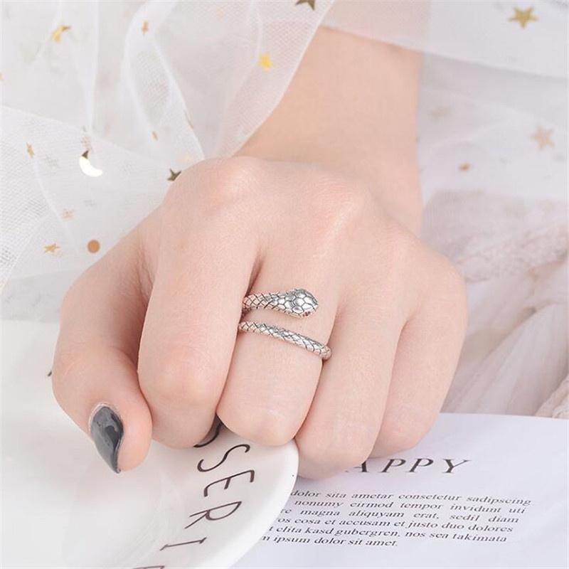 Cincin Model Terbuka Bentuk Ular Warna Hitam Silver Gaya Retro Unik Untuk Pasangan