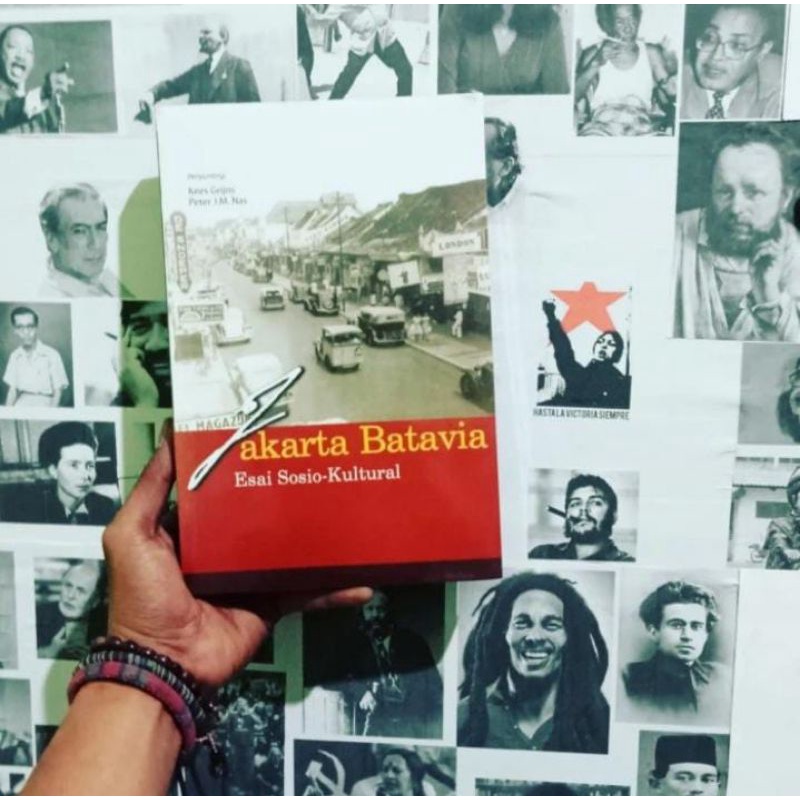 Jakarta Batavia: Esai Sosio Kultural by Kees Grijns dan Peter J. M. Nas - Banana