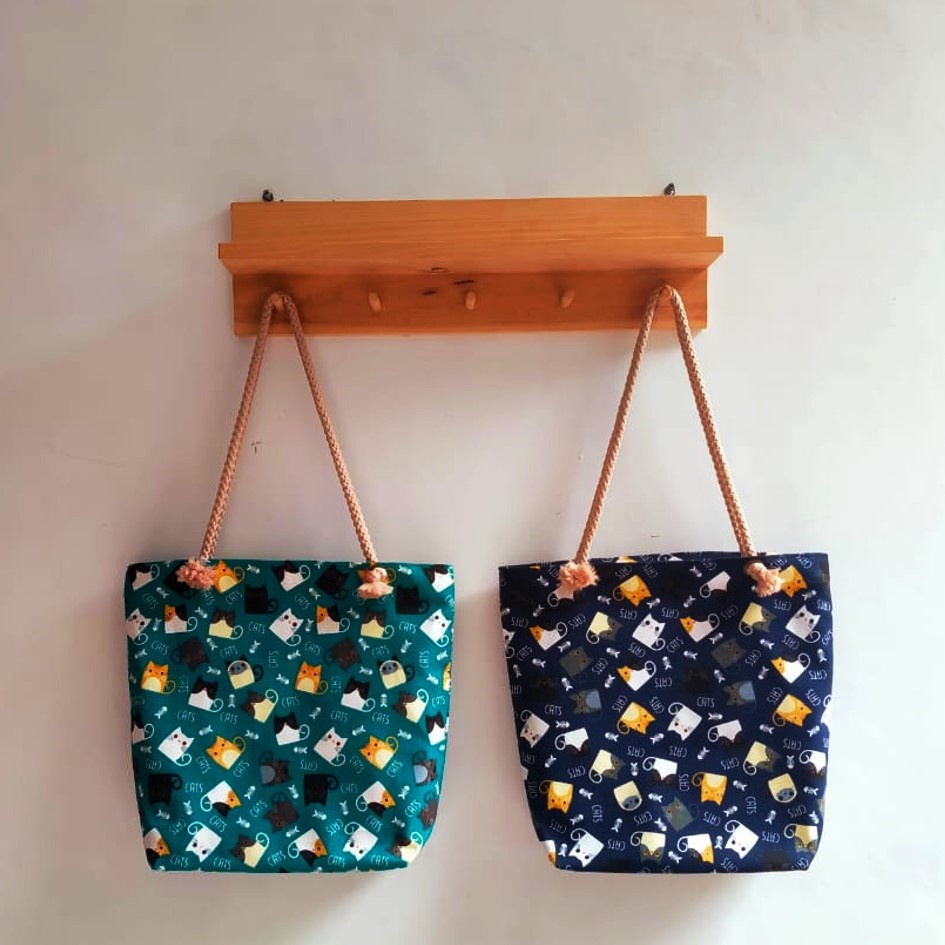 TOTEBAG KANVAS TALI SUMBU MOTIF KUCING BIRU. RIENS COLLECTIONS