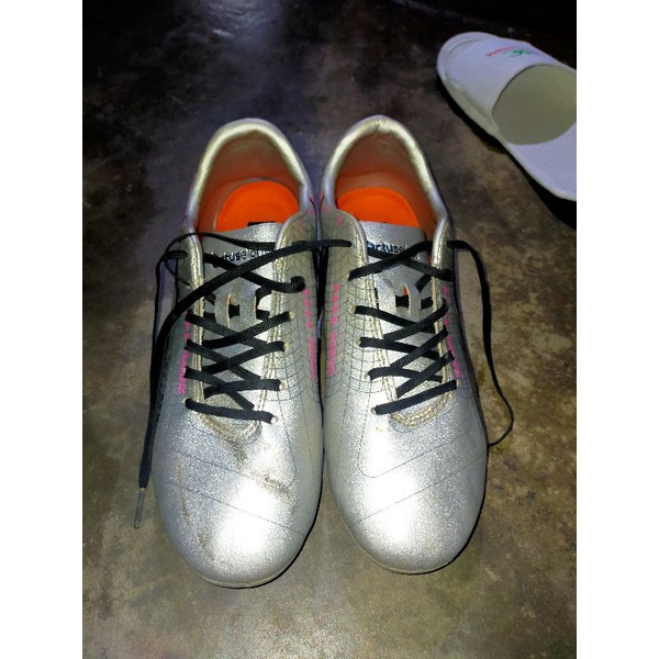 sepatu soccer ortus bekas