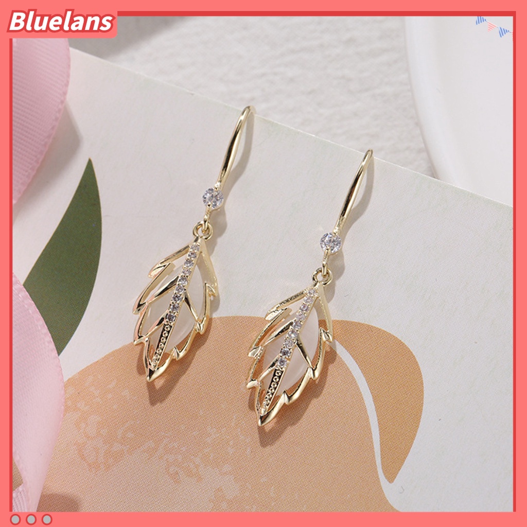 1 Pasang Anting Kait Bentuk Daun Model Hollow Out Aksen Berlian Imitasi Untuk Wanita