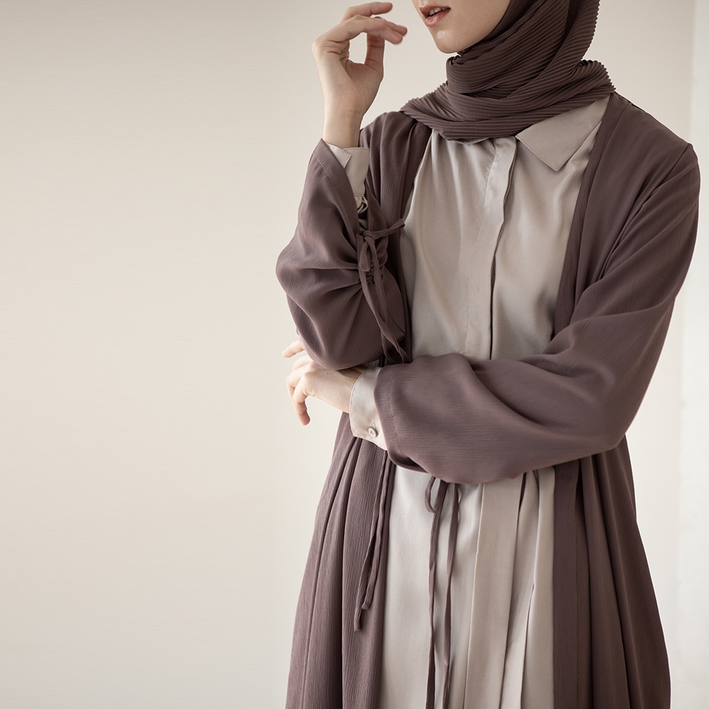 Mandaka by Aska Label - Outerwear wanita ringan crinkle dan flowy warna putih tulang offwhite, cream, coklat