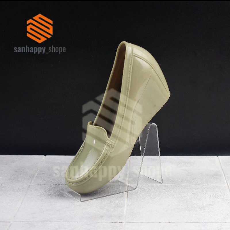 Akrilik Sepatu Display Sandal Display Pajangan Akrilik Sandal Stand Tatakan Sandal Sepatu-BH