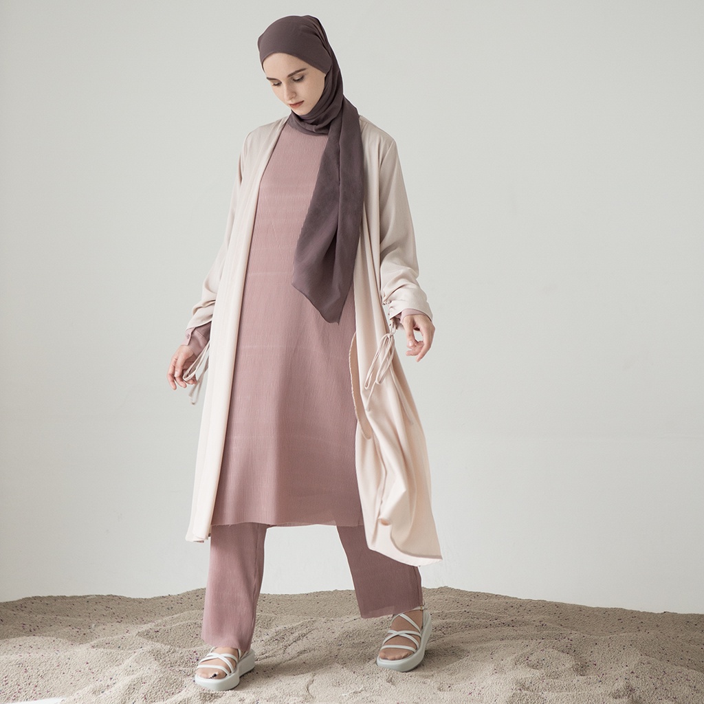 Mandaka by Aska Label - Outerwear wanita ringan crinkle dan flowy warna putih tulang offwhite, cream, coklat