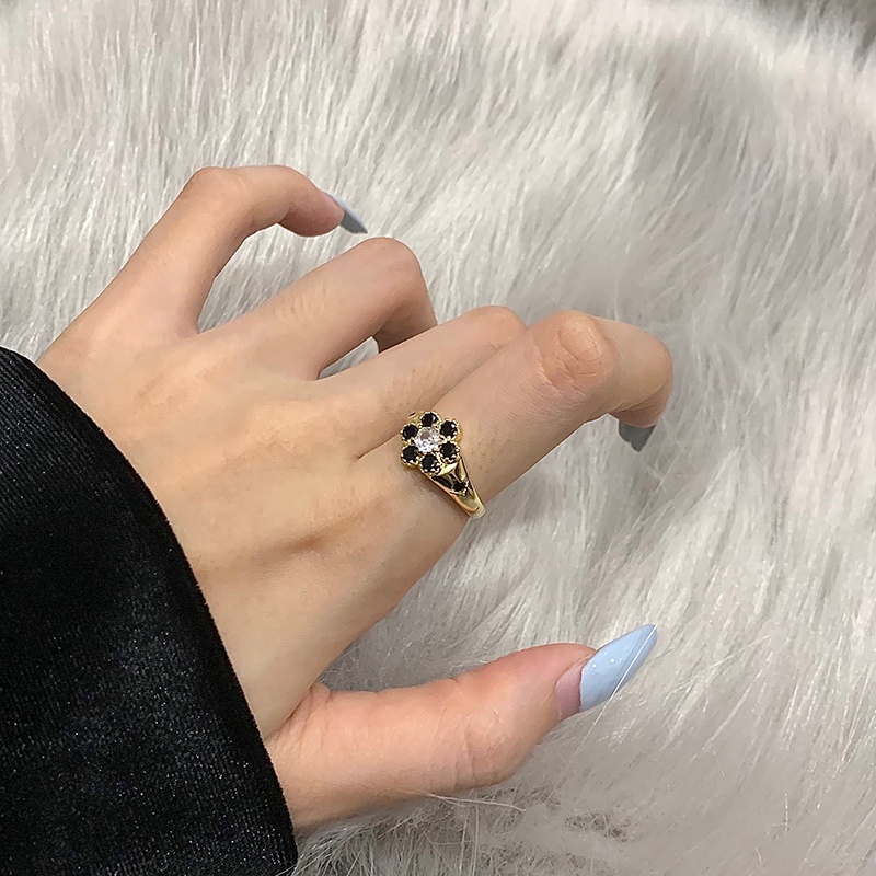 Cincin Desain Bunga Aksen Zirkon Warna Hitam Gaya Korea Untuk Aksesoris