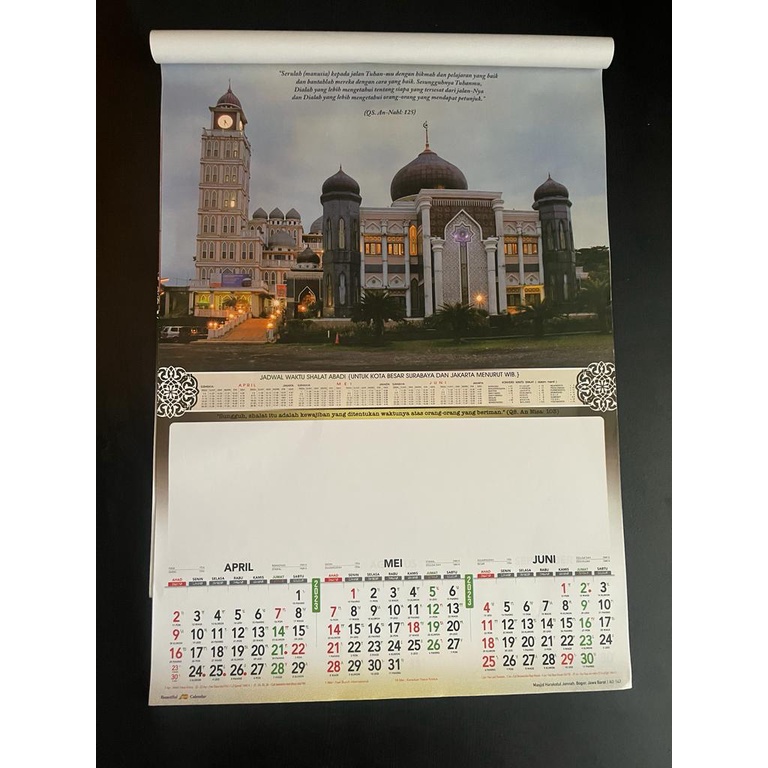 Kalender dinding triwulan 2023 motif mesjid