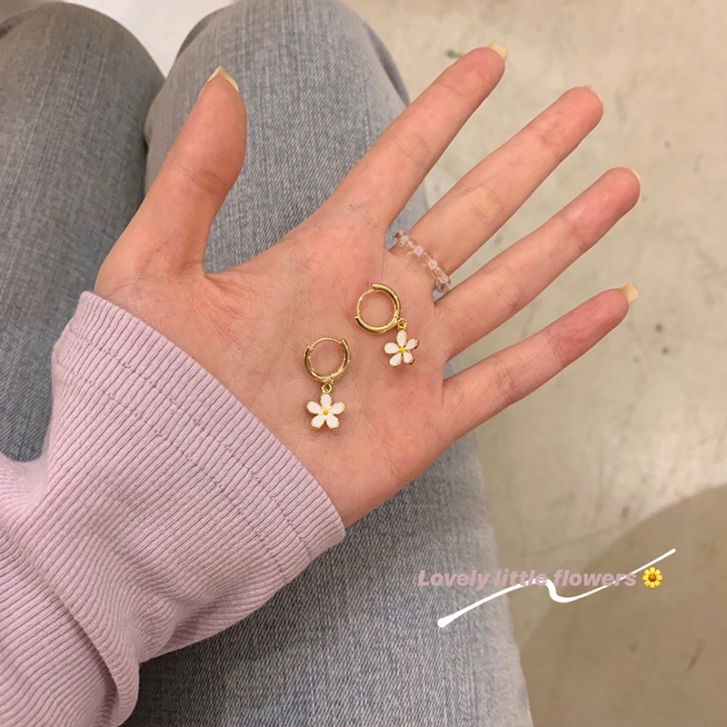 Anting Hoop Desain Bunga Daisy Kecil Warna Putih Gaya Korea Untuk Wanita