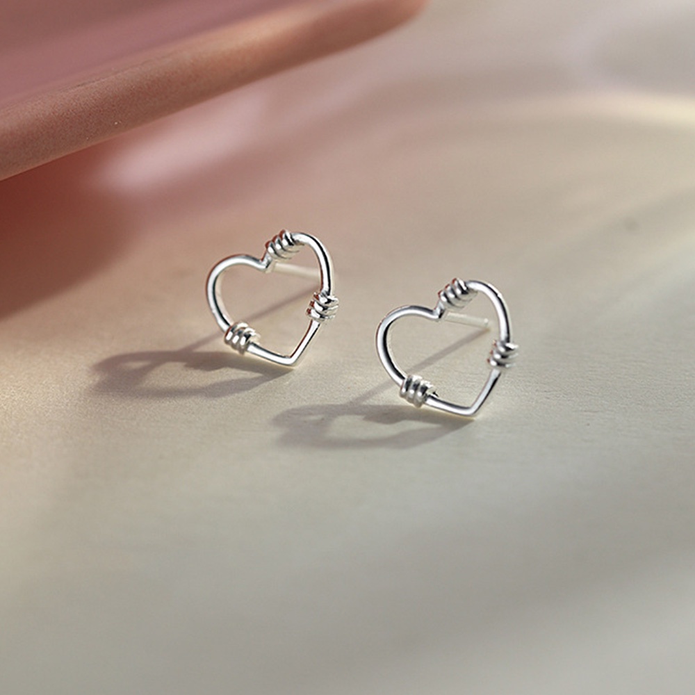 Anting Tusuk Bentuk Hati Hollow Bahan Metal Warna Silver Untuk Wanita