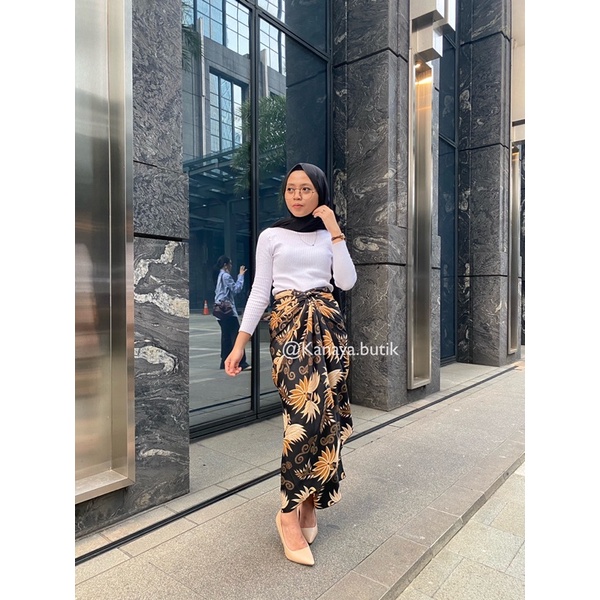 Rok lilit batik // kain lilit // rok serut bawahan kebaya // rok likit free ring gesper // bawahan batik // rok // kain lilit // batik couple // rok lilit merak by kanaya.butik