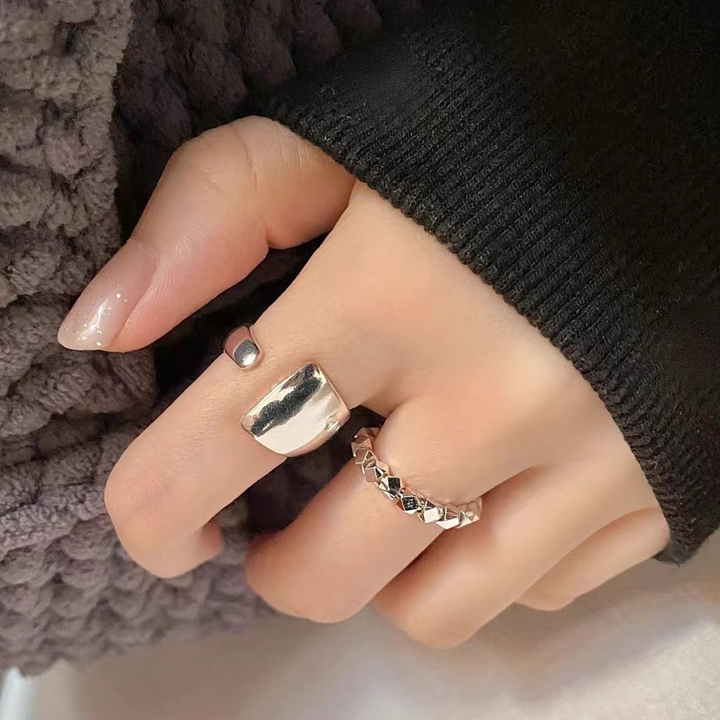 Cincin Model Terbuka Bahan Metal Warna Silver Gaya Korea