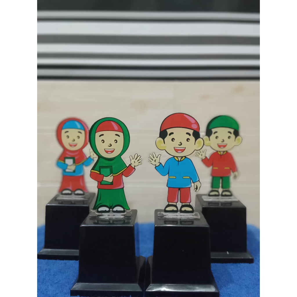 Patung Wisuda Akrilik Riquest Foto Sendiri