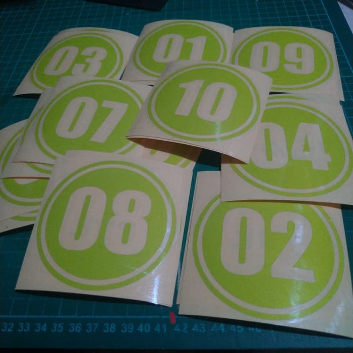 

LABEL STIKER ANGKA BOLONG DIAMETER 7 CM BAHAN REVLEKTIVE