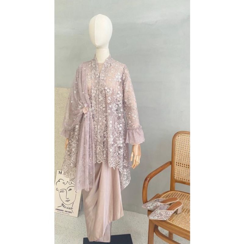 SEWA KEBAYA JALEELA WISUDA GRADUATION LAMARAN