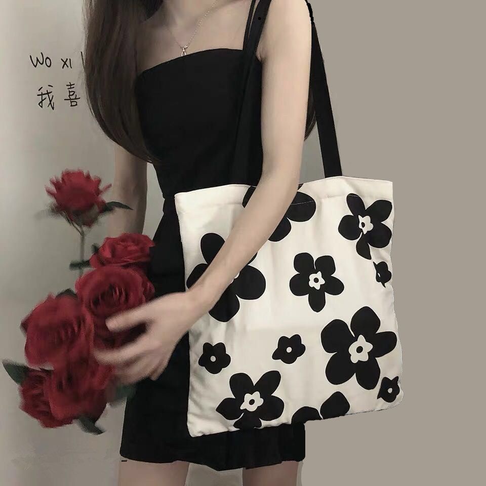 ♟Sera Musim Panas Korea Tas Kanvas Hitam dan Putih Bunga Hyuna Siswa Wanita Fashion Tas Bahu All-Match Tas Belanja Kapasitas Besar