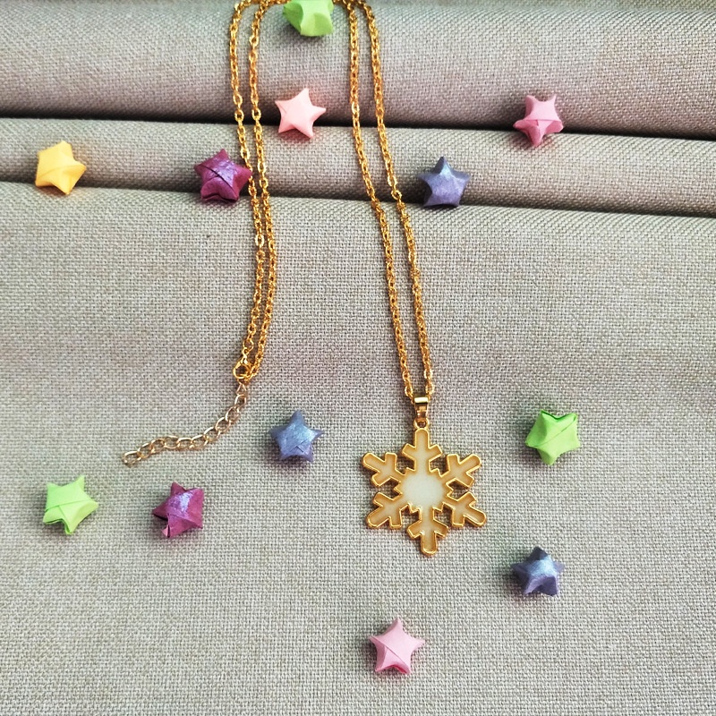 Kalung Rantai Dengan Liontin Bentuk Hati / Bunga Salju Glow in the Dark Untuk Wanita