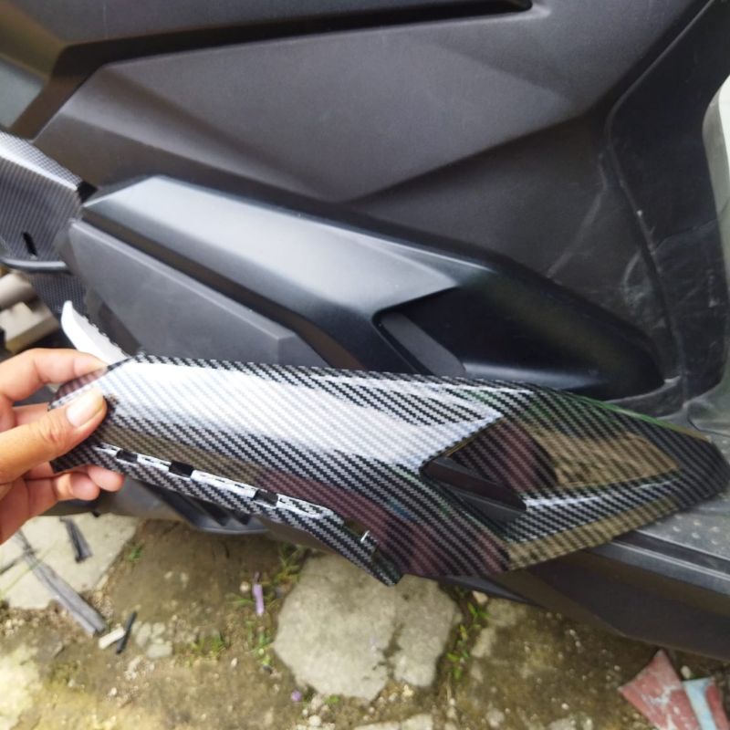 COVER BODY PIJAKAN KAKI NEW VARIO 160 MOTIF CARBON KILAP
