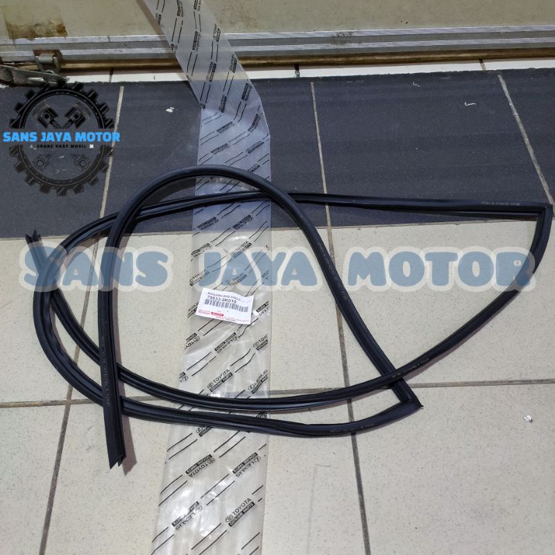 Karet Kaca Depan List Moulding Toyota Innova 2004 - 2015 Original