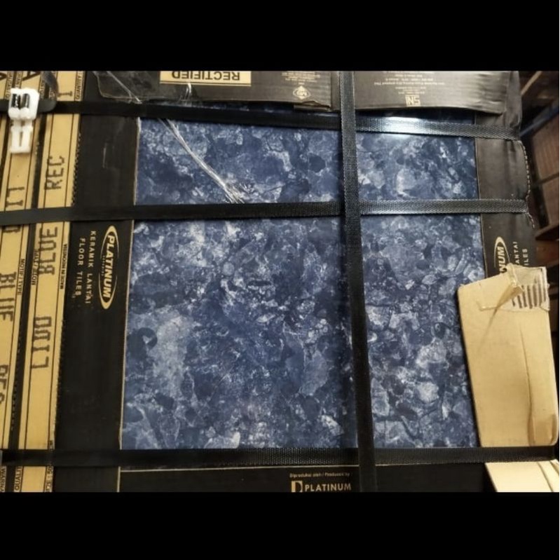keramik lantai kamar ruang tamu platinum lido blue 50x50 motif marmer