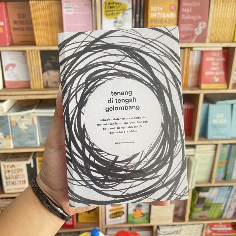 READY STOK TENANG DI TENGAH GELOMBANG BUKU ADJIE SANTOSOPUTRO BY CHARISSA PUBLISHER